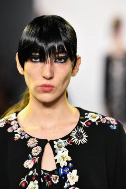 New York Moda Haftası 'nda Libertine için bir model podyumda yürüyor: 11 Eylül 2019' da New York 'taki Spring Studios' taki Galeri II 'deki Gösteriler.