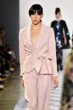 New York Moda Haftası 'nda Libertine için bir model podyumda yürüyor: 11 Eylül 2019' da New York 'taki Spring Studios' taki Galeri II 'deki Gösteriler.