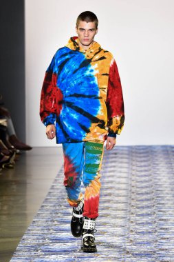 New York Moda Haftası 'nda Libertine için bir model podyumda yürüyor: 11 Eylül 2019' da New York 'taki Spring Studios' taki Galeri II 'deki Gösteriler.