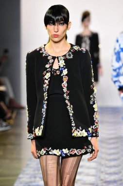 New York Moda Haftası 'nda Libertine için bir model podyumda yürüyor: 11 Eylül 2019' da New York 'taki Spring Studios' taki Galeri II 'deki Gösteriler.