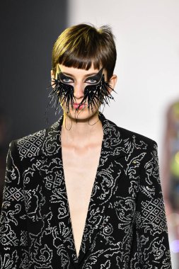 New York Moda Haftası 'nda Libertine için bir model podyumda yürüyor: 11 Eylül 2019' da New York 'taki Spring Studios' taki Galeri II 'deki Gösteriler.