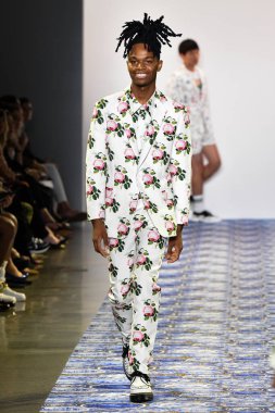 New York Moda Haftası 'nda Libertine için bir model podyumda yürüyor: 11 Eylül 2019' da New York 'taki Spring Studios' taki Galeri II 'deki Gösteriler.