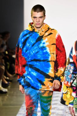 New York Moda Haftası 'nda Libertine için bir model podyumda yürüyor: 11 Eylül 2019' da New York 'taki Spring Studios' taki Galeri II 'deki Gösteriler.