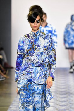 New York Moda Haftası 'nda Libertine için bir model podyumda yürüyor: 11 Eylül 2019' da New York 'taki Spring Studios' taki Galeri II 'deki Gösteriler.