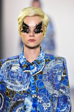 New York Moda Haftası 'nda Libertine için bir model podyumda yürüyor: 11 Eylül 2019' da New York 'taki Spring Studios' taki Galeri II 'deki Gösteriler.