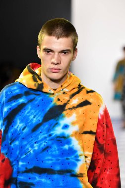 New York Moda Haftası 'nda Libertine için bir model podyumda yürüyor: 11 Eylül 2019' da New York 'taki Spring Studios' taki Galeri II 'deki Gösteriler.