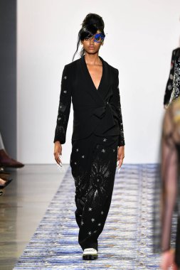 New York Moda Haftası 'nda Libertine için bir model podyumda yürüyor: 11 Eylül 2019' da New York 'taki Spring Studios' taki Galeri II 'deki Gösteriler.