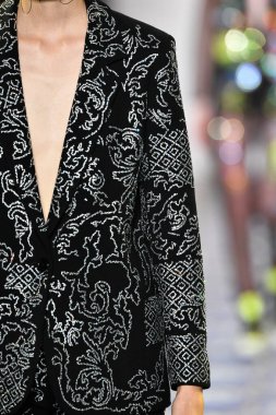 New York Moda Haftası 'nda Libertine için bir model podyumda yürüyor: 11 Eylül 2019' da New York 'taki Spring Studios' taki Galeri II 'deki Gösteriler.