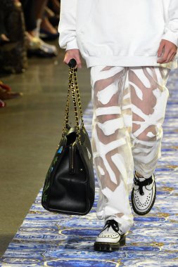 New York Moda Haftası 'nda Libertine için bir model podyumda yürüyor: 11 Eylül 2019' da New York 'taki Spring Studios' taki Galeri II 'deki Gösteriler.