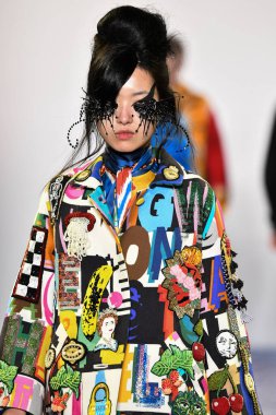 New York Moda Haftası 'nda Libertine için bir model podyumda yürüyor: 11 Eylül 2019' da New York 'taki Spring Studios' taki Galeri II 'deki Gösteriler.