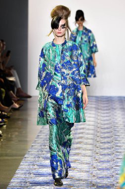 New York Moda Haftası 'nda Libertine için bir model podyumda yürüyor: 11 Eylül 2019' da New York 'taki Spring Studios' taki Galeri II 'deki Gösteriler.