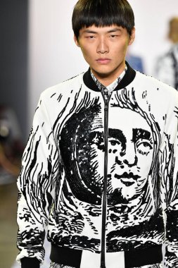 New York Moda Haftası 'nda Libertine için bir model podyumda yürüyor: 11 Eylül 2019' da New York 'taki Spring Studios' taki Galeri II 'deki Gösteriler.