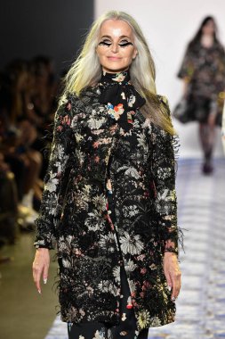 New York Moda Haftası 'nda Libertine için bir model podyumda yürüyor: 11 Eylül 2019' da New York 'taki Spring Studios' taki Galeri II 'deki Gösteriler.