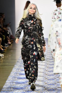 New York Moda Haftası 'nda Libertine için bir model podyumda yürüyor: 11 Eylül 2019' da New York 'taki Spring Studios' taki Galeri II 'deki Gösteriler.