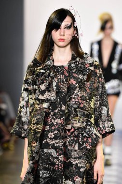 New York Moda Haftası 'nda Libertine için bir model podyumda yürüyor: 11 Eylül 2019' da New York 'taki Spring Studios' taki Galeri II 'deki Gösteriler.