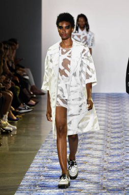 New York Moda Haftası 'nda Libertine için bir model podyumda yürüyor: 11 Eylül 2019' da New York 'taki Spring Studios' taki Galeri II 'deki Gösteriler.