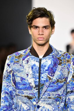 New York Moda Haftası 'nda Libertine için bir model podyumda yürüyor: 11 Eylül 2019' da New York 'taki Spring Studios' taki Galeri II 'deki Gösteriler.