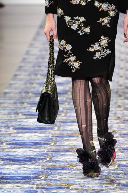 New York Moda Haftası 'nda Libertine için bir model podyumda yürüyor: 11 Eylül 2019' da New York 'taki Spring Studios' taki Galeri II 'deki Gösteriler.