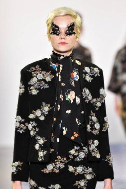 New York Moda Haftası 'nda Libertine için bir model podyumda yürüyor: 11 Eylül 2019' da New York 'taki Spring Studios' taki Galeri II 'deki Gösteriler.