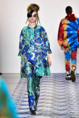 New York Moda Haftası 'nda Libertine için bir model podyumda yürüyor: 11 Eylül 2019' da New York 'taki Spring Studios' taki Galeri II 'deki Gösteriler.