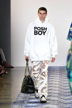 New York Moda Haftası 'nda Libertine için bir model podyumda yürüyor: 11 Eylül 2019' da New York 'taki Spring Studios' taki Galeri II 'deki Gösteriler.