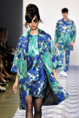 New York Moda Haftası 'nda Libertine için bir model podyumda yürüyor: 11 Eylül 2019' da New York 'taki Spring Studios' taki Galeri II 'deki Gösteriler.