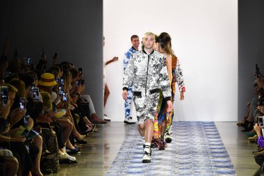 NEW YORK, New York Stüdyoları - 11 Eylül 2019 'da New York' ta New York Moda Haftası sırasında Libertine 'in podyum finalinde mankenler yürür: The Show at Gallery II at Spring Studios, New York City' de 11 Eylül 2019.