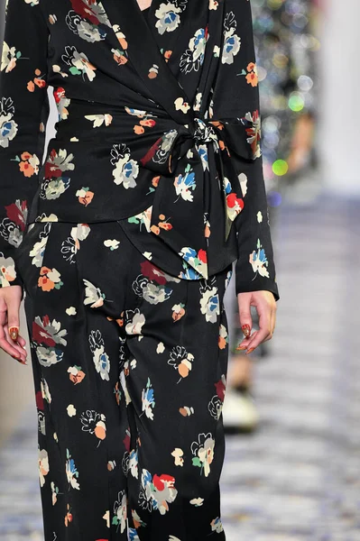 New York Moda Haftası 'nda Libertine için bir model podyumda yürüyor: 11 Eylül 2019' da New York 'taki Spring Studios' taki Galeri II 'deki Gösteriler.