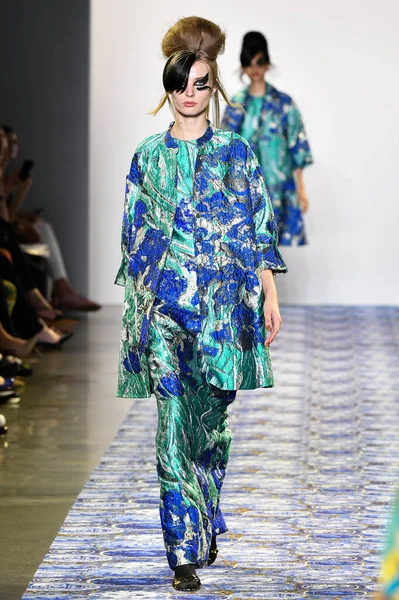 New York Moda Haftası 'nda Libertine için bir model podyumda yürüyor: 11 Eylül 2019' da New York 'taki Spring Studios' taki Galeri II 'deki Gösteriler.