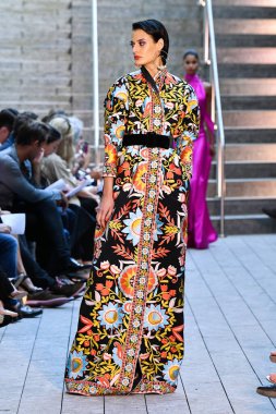 NEW YORK - 10 Eylül: New York Moda Haftası 'nda Naeem Khan için podyumda bir model yürüyor: 10 Eylül 2019' da New York 'ta gösteriler.