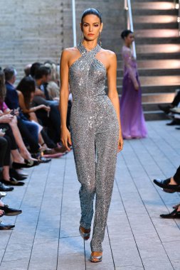 NEW YORK - 10 Eylül: New York Moda Haftası 'nda Naeem Khan için podyumda bir model yürüyor: 10 Eylül 2019' da New York 'ta gösteriler.