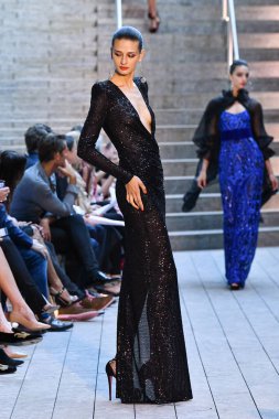 NEW YORK - 10 Eylül: New York Moda Haftası 'nda Naeem Khan için podyumda bir model yürüyor: 10 Eylül 2019' da New York 'ta gösteriler.