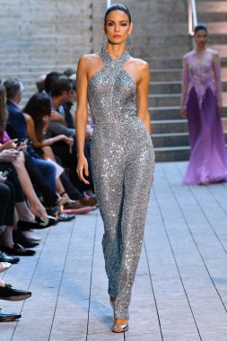 NEW YORK - 10 Eylül: New York Moda Haftası 'nda Naeem Khan için podyumda bir model yürüyor: 10 Eylül 2019' da New York 'ta gösteriler.