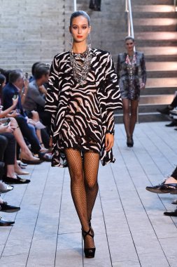 NEW YORK - 10 Eylül: New York Moda Haftası 'nda Naeem Khan için podyumda bir model yürüyor: 10 Eylül 2019' da New York 'ta gösteriler.