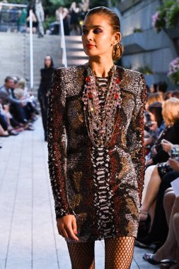 NEW YORK - 10 Eylül: New York Moda Haftası 'nda Naeem Khan için podyumda bir model yürüyor: 10 Eylül 2019' da New York 'ta gösteriler.