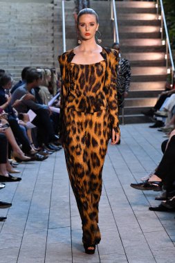 NEW YORK - 10 Eylül: New York Moda Haftası 'nda Naeem Khan için podyumda bir model yürüyor: 10 Eylül 2019' da New York 'ta gösteriler.