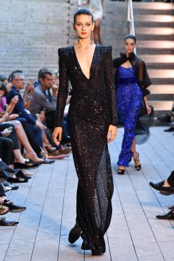 NEW YORK - 10 Eylül: New York Moda Haftası 'nda Naeem Khan için podyumda bir model yürüyor: 10 Eylül 2019' da New York 'ta gösteriler.