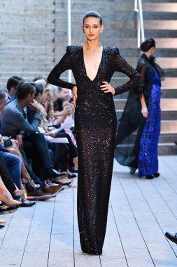 NEW YORK - 10 Eylül: New York Moda Haftası 'nda Naeem Khan için podyumda bir model yürüyor: 10 Eylül 2019' da New York 'ta gösteriler.