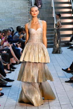 NEW YORK - 10 Eylül: New York Moda Haftası 'nda Naeem Khan için podyumda bir model yürüyor: 10 Eylül 2019' da New York 'ta gösteriler.