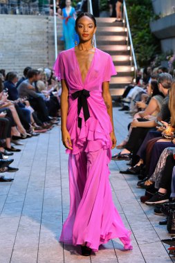 NEW YORK - 10 Eylül: New York Moda Haftası 'nda Naeem Khan için podyumda bir model yürüyor: 10 Eylül 2019' da New York 'ta gösteriler.