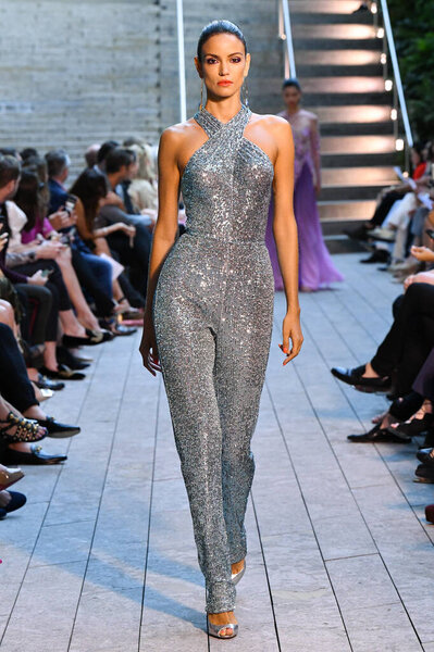 НЬЮ-ЙОРК, НЬЮ-ЙОРК - 10 СЕНТЯБРЯ: Модель ходит по подиуму для Наима Хана во время Недели Моды в Нью-Йорке: Шоу 10 сентября 2019 года в Нью-Йорке
.