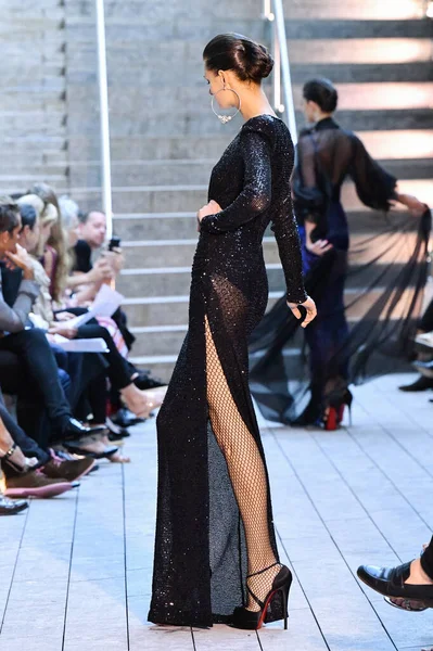 9月10日 在纽约时装周 2019年9月10日在纽约市的时装秀期间 一名模特为纳伊姆 汗走过跑道 — 图库照片