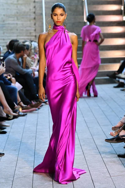 ニューヨーク ニューヨーク 2019年9月10日 ニューヨーク ファッションウィーク期間中のネイム カーンの滑走路を歩くモデル ニューヨークでの2019年9月10日のショー — ストック写真