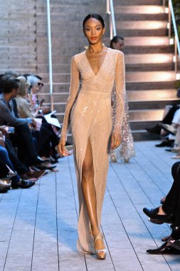 NEW YORK - 10 Eylül: New York Moda Haftası 'nda Naeem Khan için podyumda bir model yürüyor: 10 Eylül 2019' da New York 'ta gösteriler.