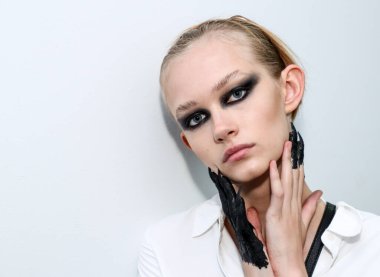 NEW YORK, NEW YORK - 10 Eylül 2019 'da New York' ta düzenlenen New York Moda Haftası 'nda Kaimin' in bahar / yaz aylarında sahne arkasında poz veren bir model.