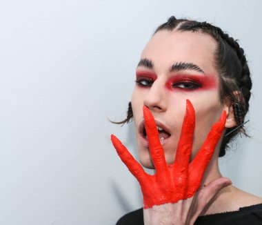 NEW YORK, NEW YORK - 10 Eylül 2019 'da New York' ta düzenlenen New York Moda Haftası 'nda Kaimin' in bahar / yaz aylarında sahne arkasında poz veren bir model.