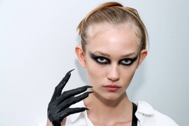 NEW YORK, NEW YORK - 10 Eylül 2019 'da New York' ta düzenlenen New York Moda Haftası 'nda Kaimin' in bahar / yaz aylarında sahne arkasında poz veren bir model.