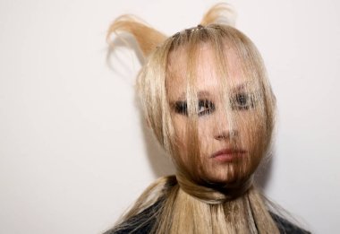 NEW YORK, NEW YORK - 10 Eylül 2019 'da New York' ta düzenlenen New York Moda Haftası 'nda Kaimin' in bahar / yaz aylarında sahne arkasında poz veren bir model.