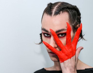 NEW YORK, NEW YORK - 10 Eylül 2019 'da New York' ta düzenlenen New York Moda Haftası 'nda Kaimin' in bahar / yaz aylarında sahne arkasında poz veren bir model.