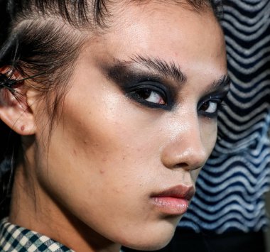 NEW YORK, NEW YORK - 10 Eylül 2019 'da New York' ta düzenlenen New York Moda Haftası 'nda Kaimin' in bahar / yaz aylarında sahne arkasında poz veren bir model.